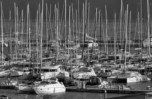 Italia, Sicilia, Mar Mediterráneo, Marina di Ragusa; 27 Noviembre 2015, vista de yates de lujo en el puerto deportivo - EDITORIAL —  Fotos de Stock