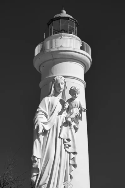 Italien, Sicilien, Medelhavet, Punta Secca (provinsen Ragusa), Madonna staty i hamnen och fyren i bakgrunden — Stockfoto