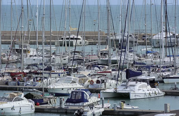 Италия, Сицилия, Средиземное море, Marina di Ragusa; 8 октября 2015, вид на роскошные яхты в марине - EDITORIAL — стоковое фото