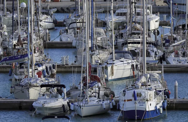 Itália, Sicília, Mar Mediterrâneo, Marina di Ragusa; 8 Janeiro 2016, vista de iates de luxo na marina - EDITORIAL — Fotografia de Stock