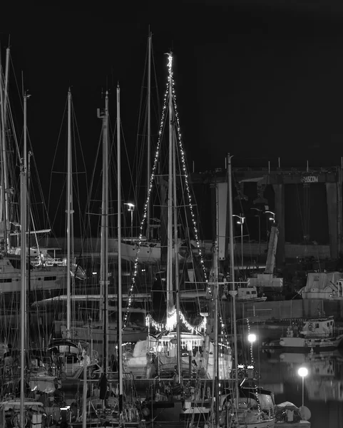 İtalya, Sicilya, Akdeniz, Marina di Ragusa; 7 Aralık 2015, lüks yatların gece, Marina view Noel ışıkları bir Yelkenli tekne - Editörden — Stok fotoğraf