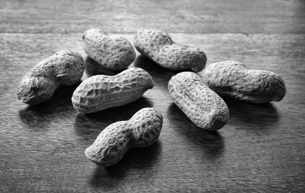 Cacahuetes asados en una mesa de madera —  Fotos de Stock