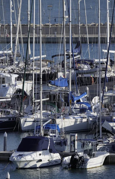 Italia, Sicilia, Mar Mediterráneo, Marina di Ragusa; 5 Enero 2016, vista de yates de lujo en el puerto deportivo - EDITORIAL — Foto de Stock