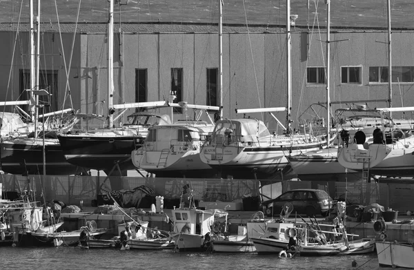 Italia, Sicilia, Mar Mediterráneo, Marina di Ragusa; 5 Febrero 2016, barcos de pesca de madera y yates de lujo en tierra en un astillero en el puerto deportivo - EDITORIAL — Foto de Stock