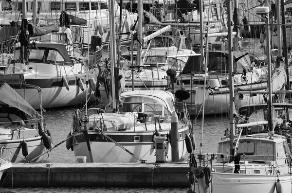 Italia, Sicilia, Mar Mediterráneo, Marina di Ragusa; 4 Febrero 2016, yates de lujo en el puerto deportivo - EDITORIAL — Foto de Stock