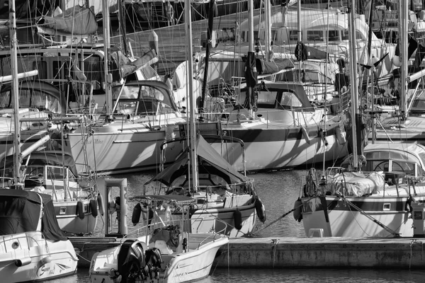 Włochy, Sycylia, Morze Śródziemne, Marina di Ragusa; 14 stycznia 2016, widok luksusowe jachty w przystani - Redakcja — Zdjęcie stockowe
