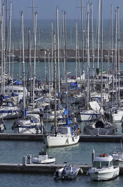 Italien, Sicilien, Medelhavet, Marina di Ragusa; 12 januari 2016, syn på lyxiga yachter i marina - ledare — Stockfoto