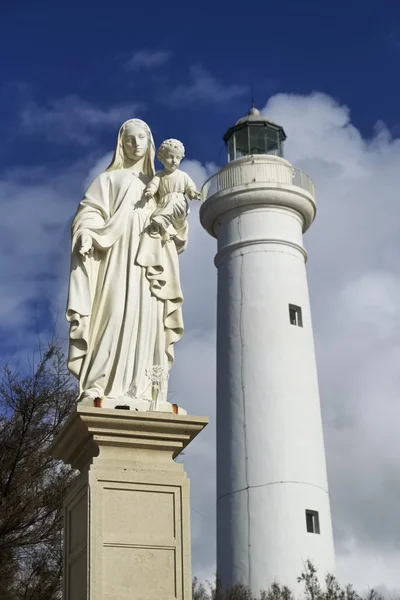 Italië, Sicilië, Middellandse Zee, Punta Secca (provincie Ragusa), het standbeeld van de Madonna in de haven en de vuurtoren op de achtergrond — Stockfoto