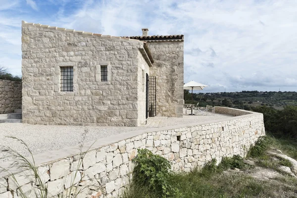 Italia, Sicilia, campo (provincia de Ragusa), casa típica siciliana de piedra —  Fotos de Stock