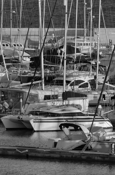 Italia, Sicilia, Mar Mediterráneo, Marina di Ragusa; 21 Diciembre 2015, vista de yates de lujo en el puerto deportivo - EDITORIAL — Foto de Stock