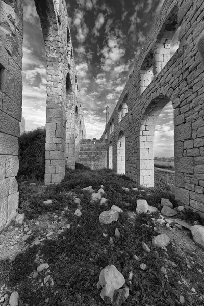 İtalya; Sicilya, Sampieri (Ragusa eyaletinde), eski bir tuğla fabrikası kalıntıları — Stok fotoğraf