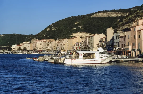Francia, Corsica, Bonifacio; 14 settembre 2001, veduta del porto e della città - EDITORIALE — Foto Stock