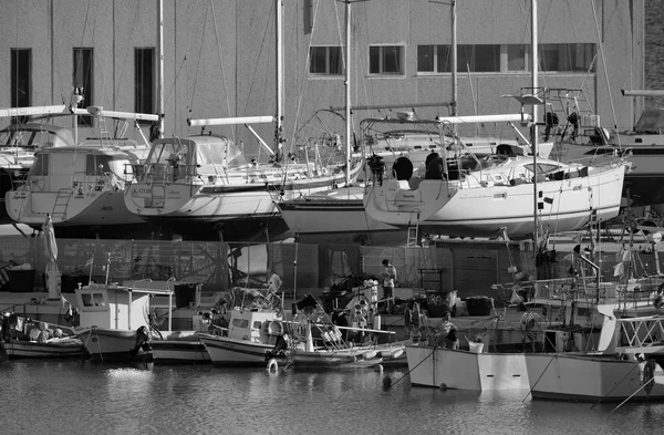Italia, Sicilia, Mar Mediterráneo, Marina di Ragusa; 9 Noviembre 2015, barcos de pesca de madera y veleros en restauración en el puerto deportivo - EDITORIAL —  Fotos de Stock