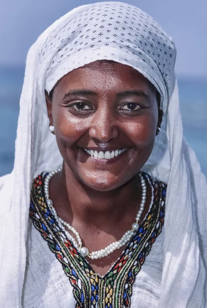 Σουδάν, Φάρου Sanghaneb Reef? 13 Νοεμβρίου 2002, Σουδάν γυναίκα με παραδοσιακή ενδυμασία (σάρωση φιλμ) - συντακτική — Φωτογραφία Αρχείου