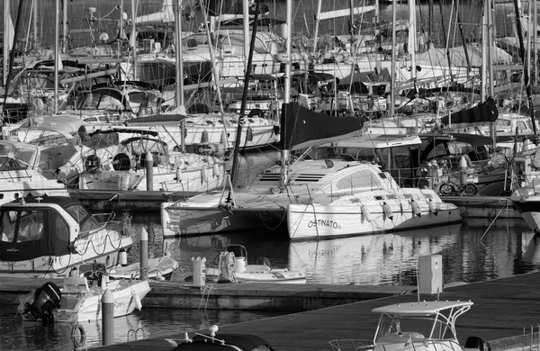 Itália, Sicília, Mar Mediterrâneo, Marina di Ragusa; 2 Outubro 2015, vista de iates de luxo na marina - EDITORIAL — Fotografia de Stock