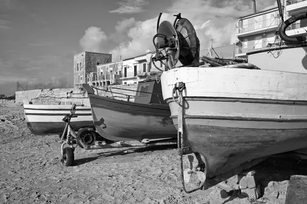 Italia, Sicilia, Mar Mediterráneo, Punta Secca (Provincia de Ragusa), barcos pesqueros de madera en tierra —  Fotos de Stock