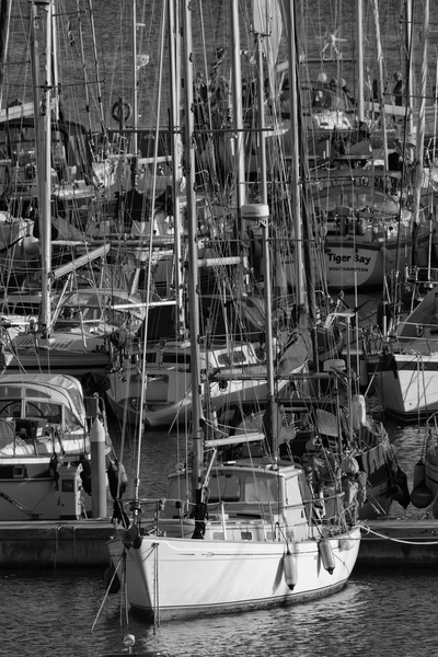 イタリア、シチリア島、地中海、マリーナ ディ ラグーザ。2015 年 12 月 10 日、高級のヨットのマリーナ - 社説 — ストック写真