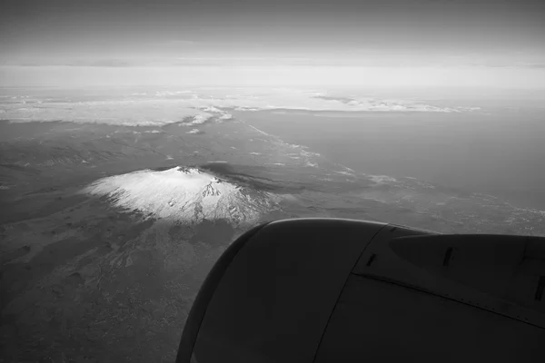 Italia, Sicilia, vista aérea de la costa siciliana y el volcán Etna — Foto de Stock