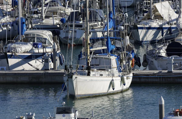 Италия, Сицилия, Средиземное море, Marina di Ragusa; 22 декабря 2015 года, вид роскошных яхт в марине - EDITORIAL — стоковое фото