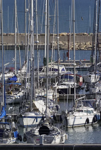 Włochy, Sycylia, Morze Śródziemne, Marina di Ragusa; 17 października 2015, widok luksusowych jachtów Marina - Redakcja — Zdjęcie stockowe
