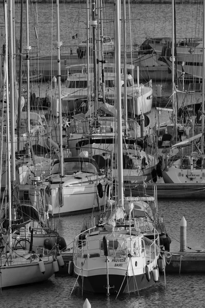 Italien, Sizilien, Mittelmeer, Marina di ragusa; 10. Januar 2016, Luxusyachten im Yachthafen bei Sonnenuntergang - Leitartikel — Stockfoto