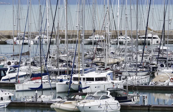 Italia, Sicilia, Mar Mediterráneo, Marina di Ragusa; 6 Enero 2016, vista de yates de lujo en el puerto deportivo - EDITORIAL — Foto de Stock