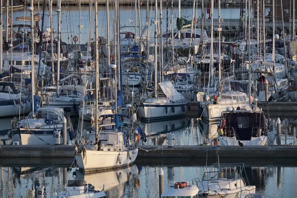 Italia, Sicilia, Mar Mediterráneo, Marina di Ragusa; 6 Febrero 2016, barcos y yates de lujo en el puerto deportivo al atardecer - EDITORIAL — Foto de Stock