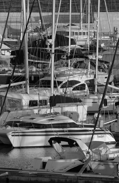 Włochy, Sycylia, Morze Śródziemne, Marina di Ragusa; 21 grudnia 2015, zobacz luksusowych jachtów w marina - Redakcja — Zdjęcie stockowe