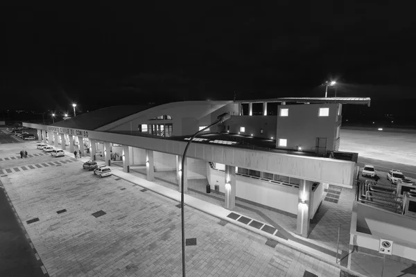 Italië, Sicilië; 17 januari 2014, de ingang van de luchthaven van Comiso nachts - redactie — Stockfoto
