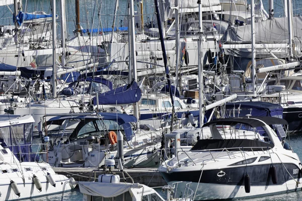 Ιταλία, Σικελία, στη Μεσόγειο θάλασσα, Marina di Ραγκούσα? 14 Ιανουαρίου 2016, προβολή της πολυτέλειας σκάφη στη Μαρίνα - συντακτική — Φωτογραφία Αρχείου