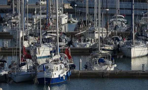 Italien, Sicilien, Medelhavet, Marina di Ragusa; 16 oktober 2015, syn på lyxiga yachter i marina - ledare — Stockfoto