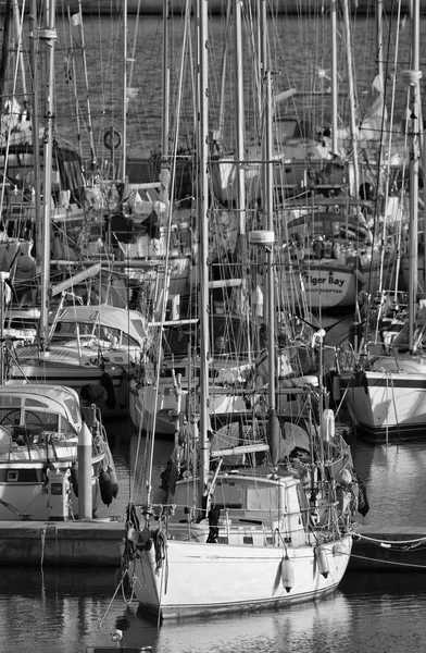 Włochy, Sycylia, Morze Śródziemne, Marina di Ragusa; 7 lutego 2016, widok luksusowych jachtów w marinie - Redakcja — Zdjęcie stockowe