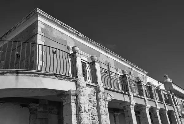 Italia, Sicilia, Mar Mediterraneo, Punta Secca (Ragusa), veduta di una vecchia casa in pietra siciliana sul lungomare — Foto Stock