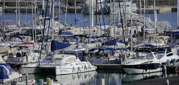 Itália, Sicília, Mar Mediterrâneo, Marina di Ragusa; 16 Outubro 2015, vista de iates de luxo na marina - EDITORIAL — Fotografia de Stock