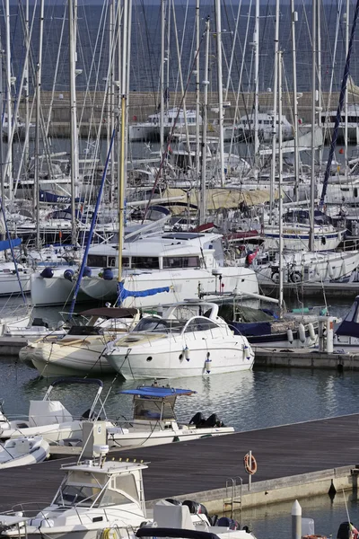 Italië, Sicilië, Middellandse Zee, Marina di Ragusa; 20 December 2015, weergave van luxe jachten in de jachthaven - redactie — Stockfoto