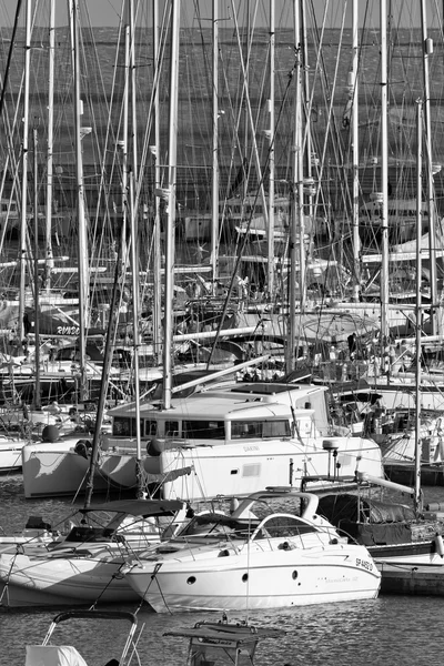 Italien, Sicilien, Medelhavet, Marina di Ragusa; 17 januari 2016, syn på lyxiga yachter i marina - ledare — Stockfoto