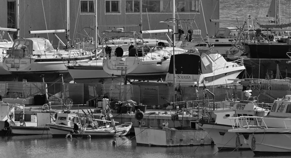 Italia, Sicilia, Mar Mediterráneo, Marina di Ragusa; 6 de febrero de 2016, barcos de pesca de madera y yates de lujo en tierra en un astillero en el puerto deportivo - EDITORIAL — Foto de Stock