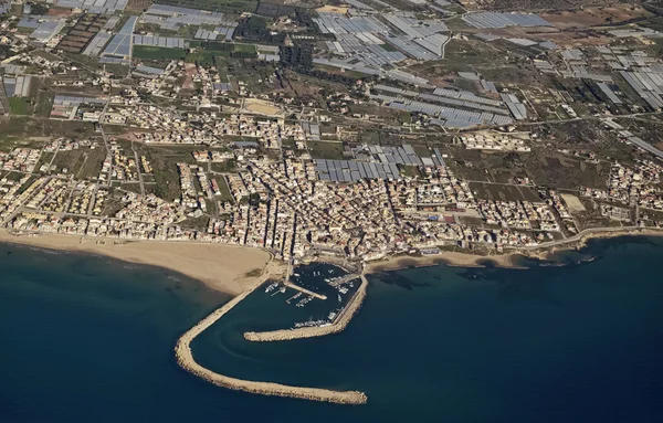 Italia, Sicilia; vista aérea de la costa sureste siciliana y la ciudad de Scoglitti (provincia de Ragusa ) — Foto de Stock