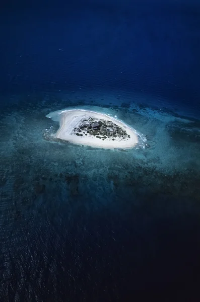 Pasifik Okyanusu, Fiji Adaları, havadan görünümü bir küçük tropik resif Adası - Film tarama — Stok fotoğraf