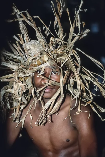 Isole Figi, Lautoka; 28 gennaio 2001, ragazzo in abito tradizionale figiano - EDITORIALE (FILM SCAN ) — Foto Stock