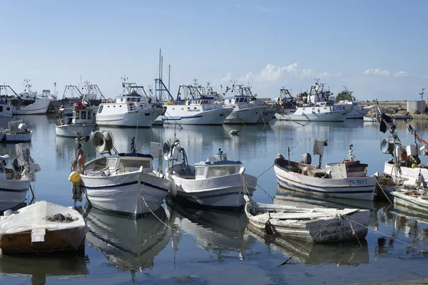 Italië, Sicilië, Palermo (provincie Ragusa); 12 oktober 2015, Siciliaanse houten vissersboten in de haven - redactie — Stockfoto