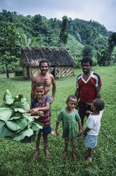 Ilhas Fiji, Viti Levu Isl. ; 22 de Janeiro de 2002, povo fijiano numa pequena aldeia no campo (FILM SCAN) - EDITORIAL — Fotografia de Stock