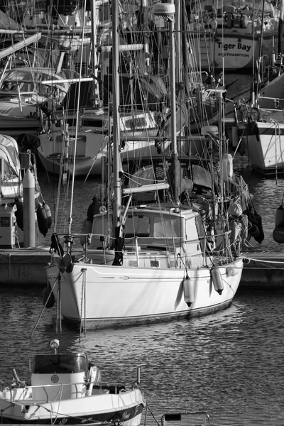 İtalya, Sicilya, Akdeniz, Marina di Ragusa; 10 Aralık 2015, marina - içerik görünümü Lüks Yatlar — Stok fotoğraf