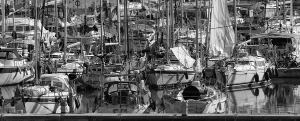 意大利的西西里岛，地中海，玛丽娜迪拉古;2015 年 11 月 10 日，视图的豪华游艇在码头-社论 — 图库照片