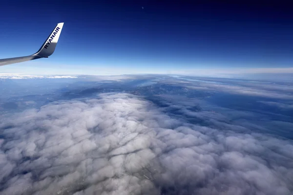 Italien; Den 19 januari 2016, flygplan som flyger ovanför molnen och Tyrrenska kusten - ledare — Stockfoto