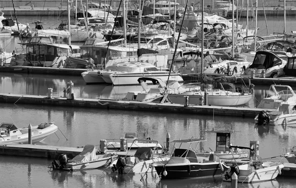 Ιταλία, Σικελία, στη Μεσόγειο θάλασσα, Marina di Ραγκούσα? 9 Ιανουαρίου 2016, βάρκες και Πολυτελή σκάφη στη Μαρίνα - συντακτική — Φωτογραφία Αρχείου