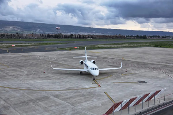 Italia, Sicilia, Aeropuerto de Comiso (provincia de Ragusa); 17 enero 2014, jet ejecutivo - EDITORIAL —  Fotos de Stock