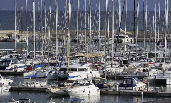 Italien, Sizilien, Mittelmeer, Marina di ragusa; 20. Dezember 2015, Blick auf Luxusyachten im Yachthafen - Leitartikel — Stockfoto