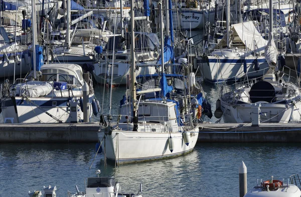 Włochy, Sycylia, Morze Śródziemne, Marina di Ragusa; 22 grudnia 2015, zobacz luksusowych jachtów w marina - Redakcja — Zdjęcie stockowe