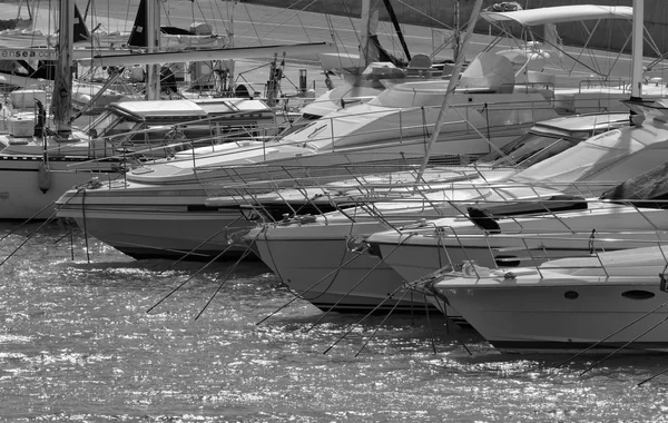 Itália, Sicília, Mar Mediterrâneo, Marina di Ragusa; 9 Outubro 2015, vista de iates de luxo na marina - EDITORIAL — Fotografia de Stock